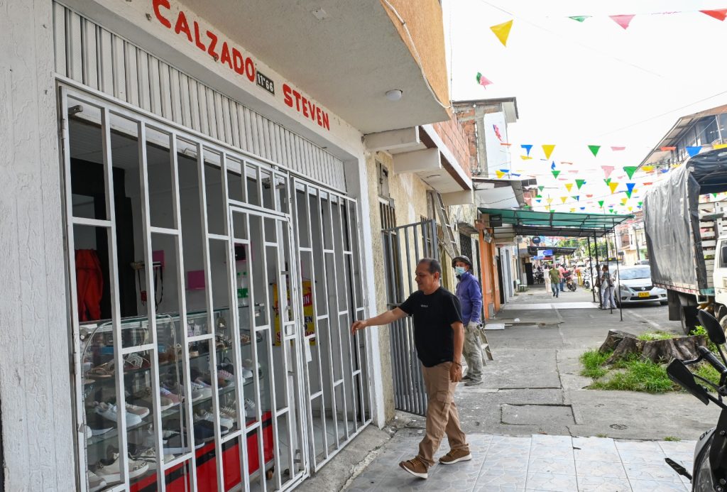 Calzado Steven tiene 30 años de historia. Está ubicada en la calle 22ª #11d-66, en pleno corazón de un barrio que huele a marroquinería.