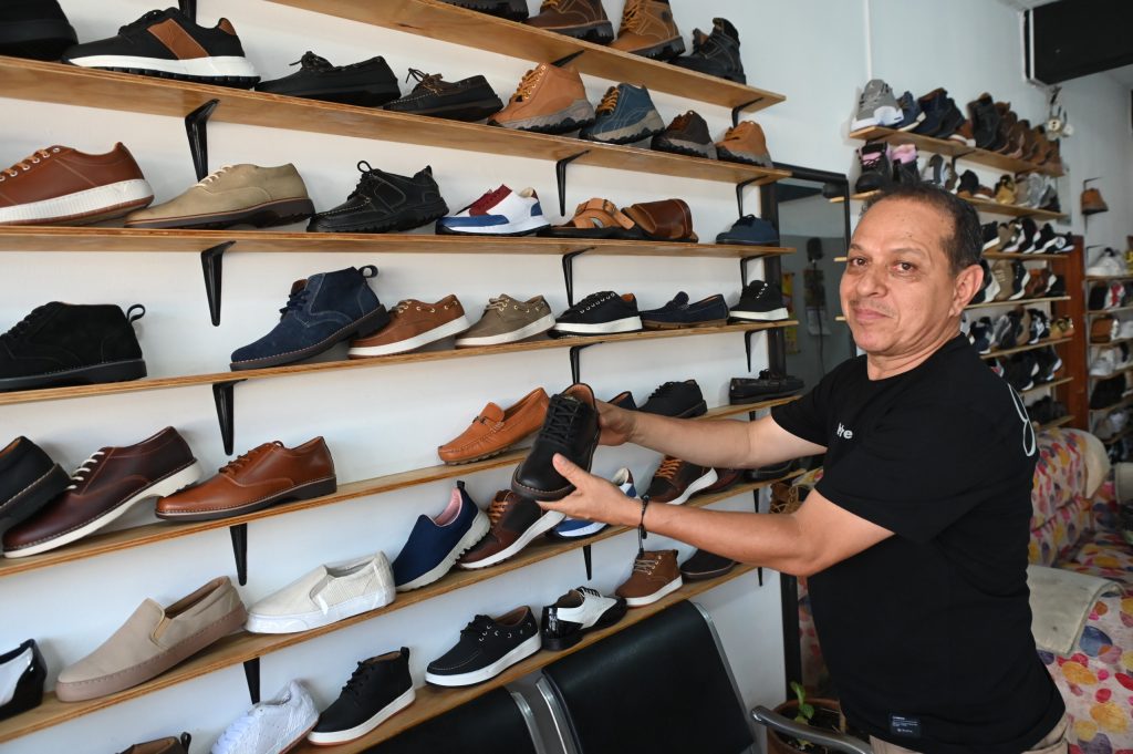 Gabriel Cardona, zapatero heredero del legado de los primeros entusiastas del calzado en Cali.