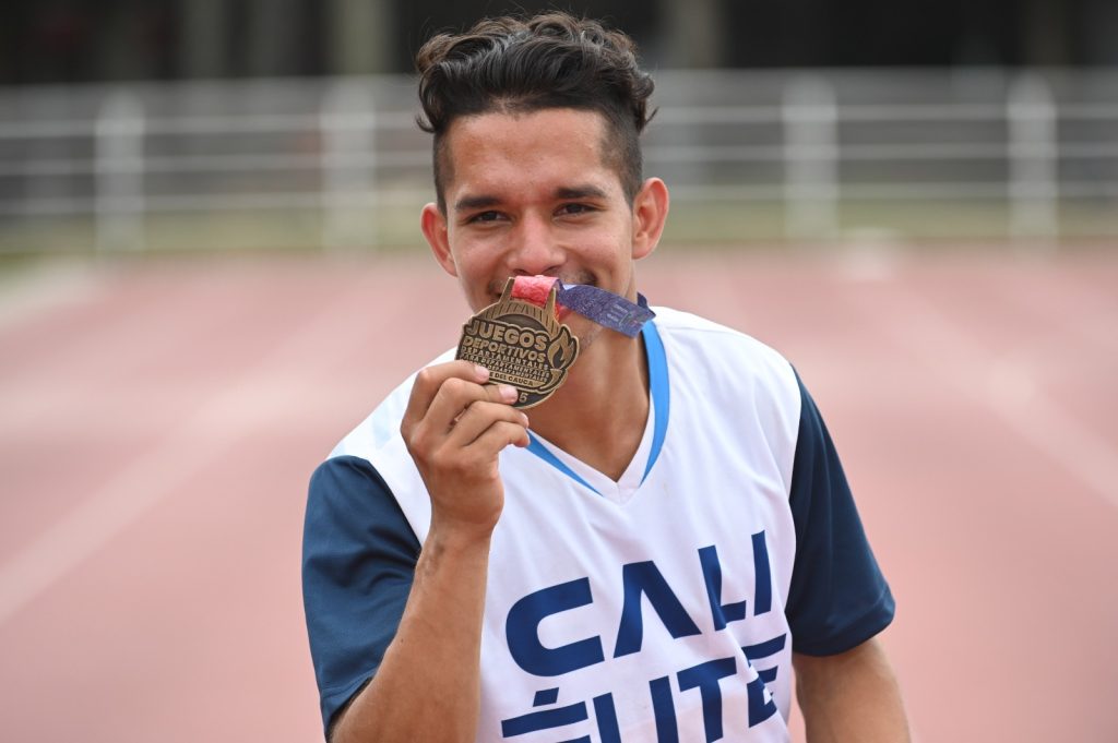 La historia de Josué David Parra, campeón en la categoría T36, es un testimonio de cómo un encuentro fortuito puede cambiar una vida.