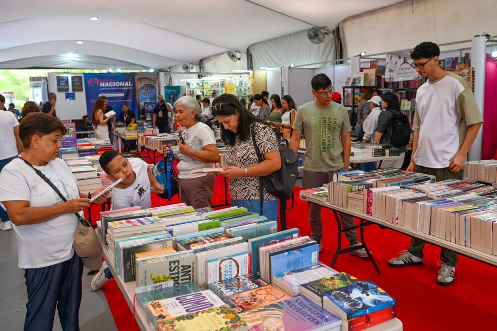Bibliobús BiblioValle en FIL Cali 2025, Bulevar del Río, frente a La Ermita. Agenda de la Biblioteca Departamental con Picnic Literario, astronomía "Explorando Saturno" y talleres de poesía y libros humanos.