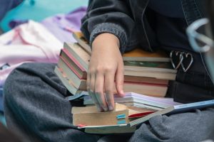 Poetas en la gala inaugural del Festival Internacional de Poesía de Cali 2025 en homenaje a Mary Grueso