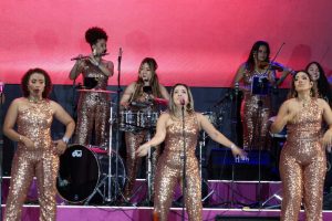 Imagen de orquestas salseras en vivo compitiendo en el Parque de La Retreta durante el Concurso Ruta de la Salsa en Cali.