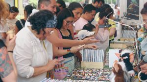Foto del Bulevar del Río de Cali lleno de gente en la Feria del Libro FILCali 2025. Se observan carpas de editoriales y miles de visitantes en el evento cultural gratuito