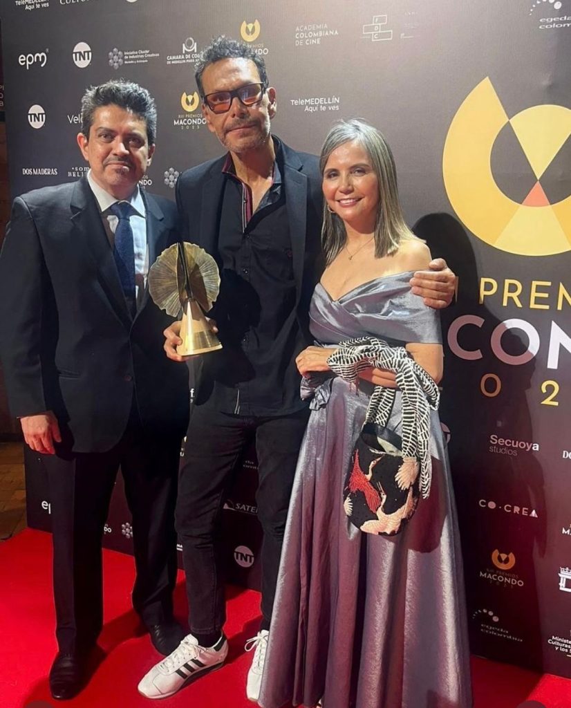 Director Juan Carvajal con equipo celebra tres premios Macondo al documental ‘La Salsa Vive’, Cali Valle del Cauca.
