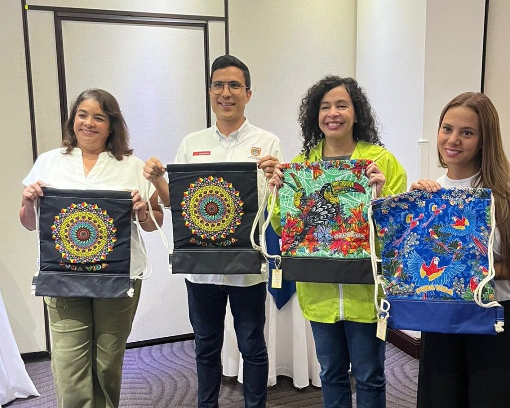 Vista panorámica de Santiago de Cali con sus íconos turísticos, bajo los logos de 'Así Recuperamos Cali' y la Alcaldía, en un boletín sobre la Misión a Costa Rica.