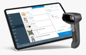 Interior de una gran sala de museo con techos altos, tragaluz y cuadros clásicos enmarcados sobre paredes verde azulado, donde la tecnología Veevart podría optimizar la gestión.