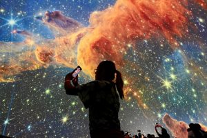 Centro de Ciencia Arte y Tecnología Yawa en Cali durante su celebración de primer aniversario con proyecciones inmersivas FullDome y participantes.