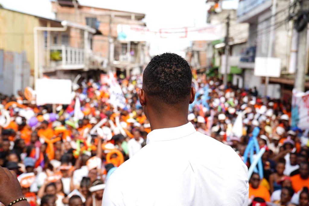 Multitudinaria manifestación en Tumaco en apoyo a Ronald Tenorio y Roy Barreras, destacando banderas y pancartas de unidad por el Pacífico colombiano.
