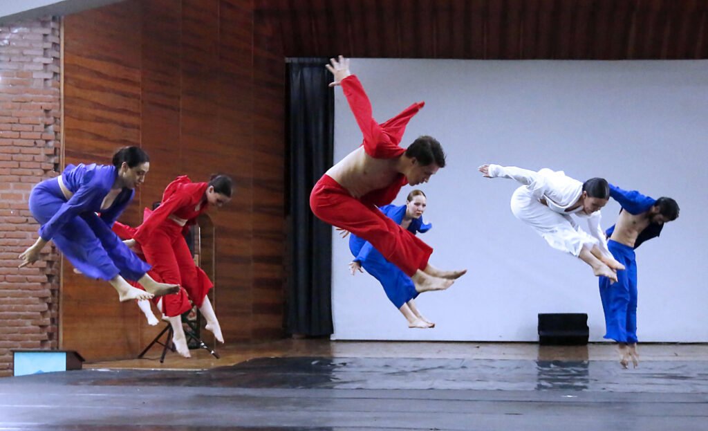 Maestra de ballet guiando a bailarines durante una clase magistral en Cali